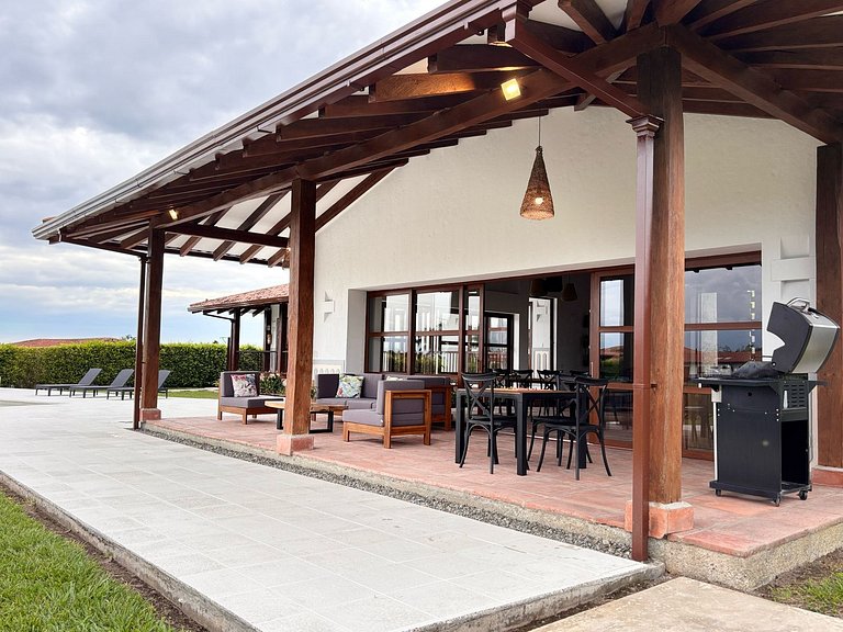 U-GO Spectacular House with Mountain View