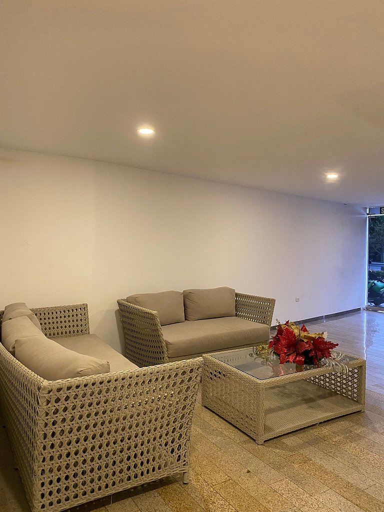 Inglés: U-GO Oasis: Charm and Comfort by the Sea in Santa Ma