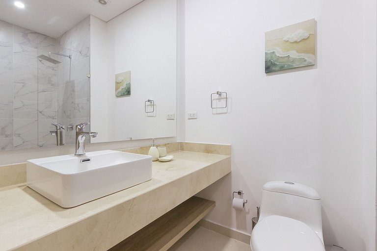 Moderno appartamento con balcone e vista sulla montagna