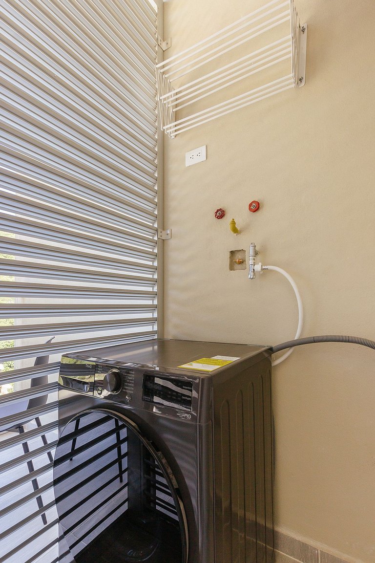 Moderno appartamento con balcone e vista sulla montagna