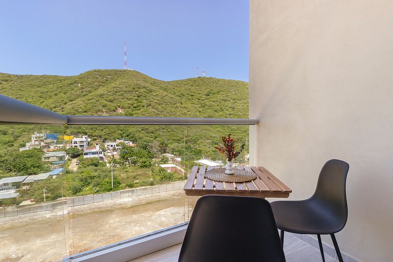 Moderno appartamento con balcone e vista sulla montagna