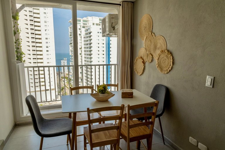 Modernes Apartment mit Balkon und Meerblick