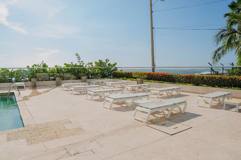 Vista al mar y piscina en El Laguito