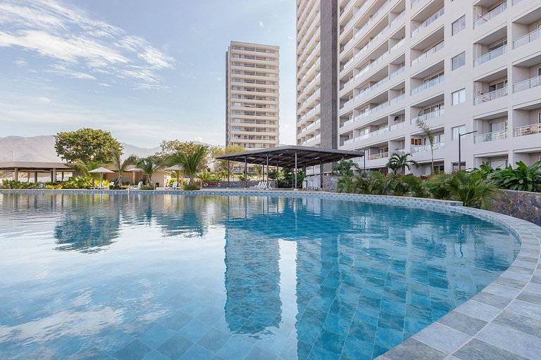 Apartment mit Balkon und Blick auf das Meer und die Stadt