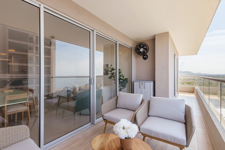 Vista al Mar y Piscinas | Junto a la Playa | U-GO