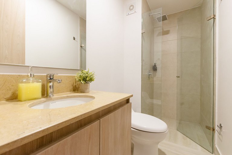 Modern Apt | Pool and Beach 10 Minutes Away | U-GO