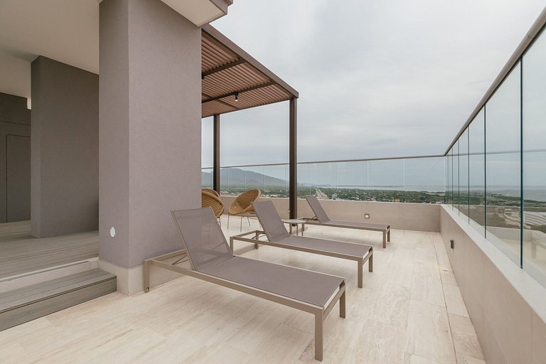 Modern Apt | Pool and Beach 10 Minutes Away | U-GO