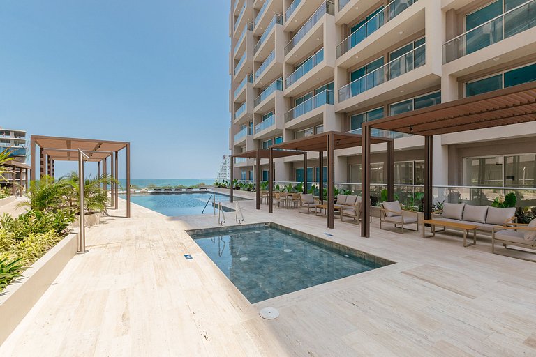 Modern Apt | Pool and Beach 10 Minutes Away | U-GO