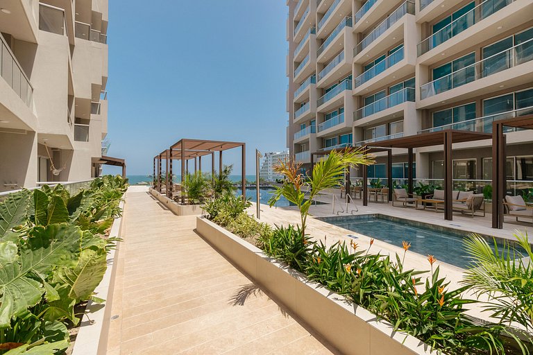Modern Apt | Pool and Beach 10 Minutes Away | U-GO