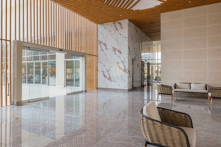 Moderno appartamento con balcone e vista sulla montagna