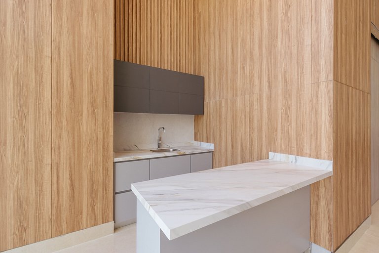 Moderno appartamento con balcone e vista sulla montagna