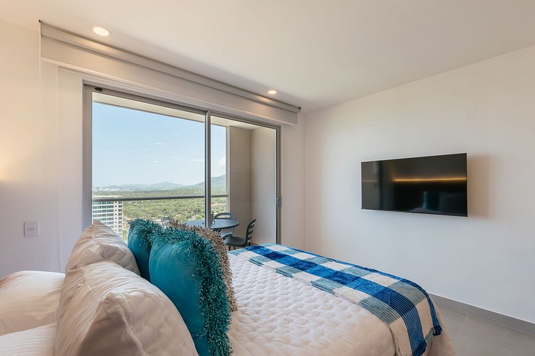 Apartment mit Balkon und Blick auf das Meer und die Stadt