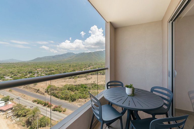 Apartment mit Balkon und Blick auf das Meer und die Stadt