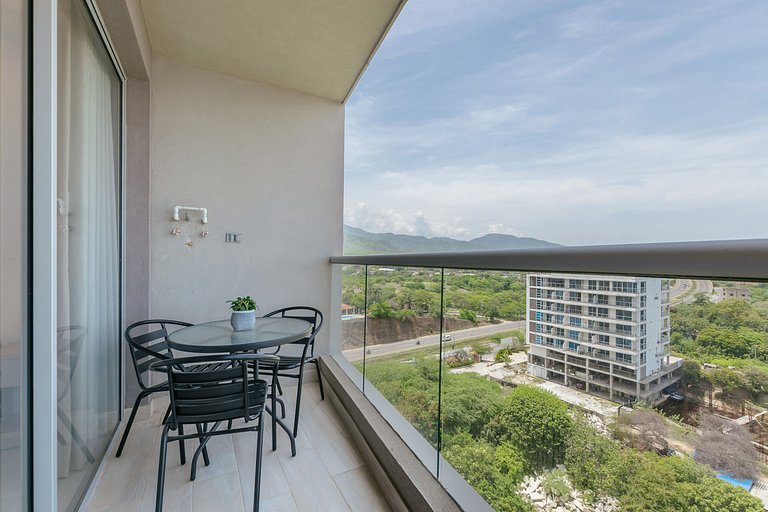Balcone con vista mare e piscina